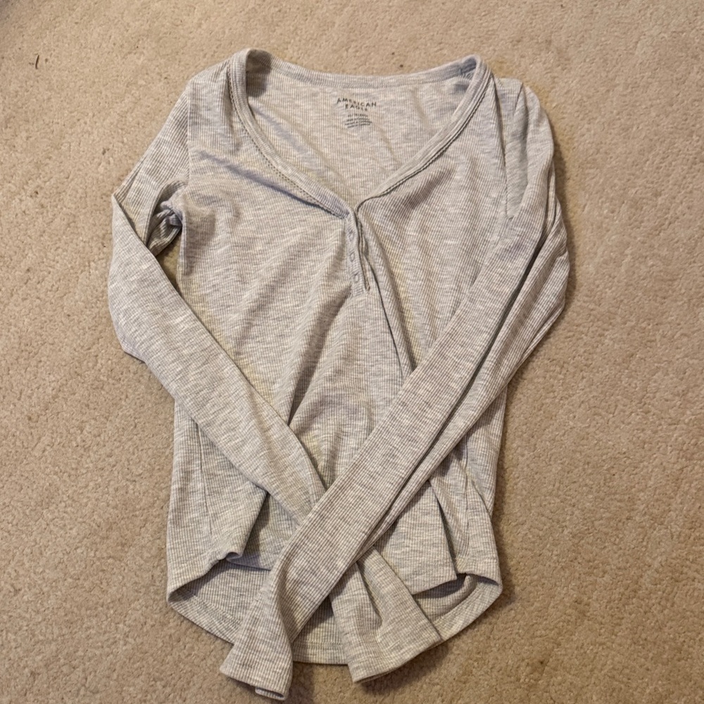 American Eagle Outfitters Light Gray Long Sleeve Tee